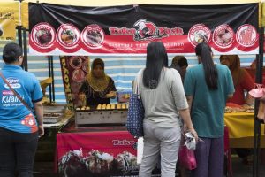 Mana Lebih Menguntungkan, Peniaga Makanan Ditepi Jalan Atau Di Restoran?