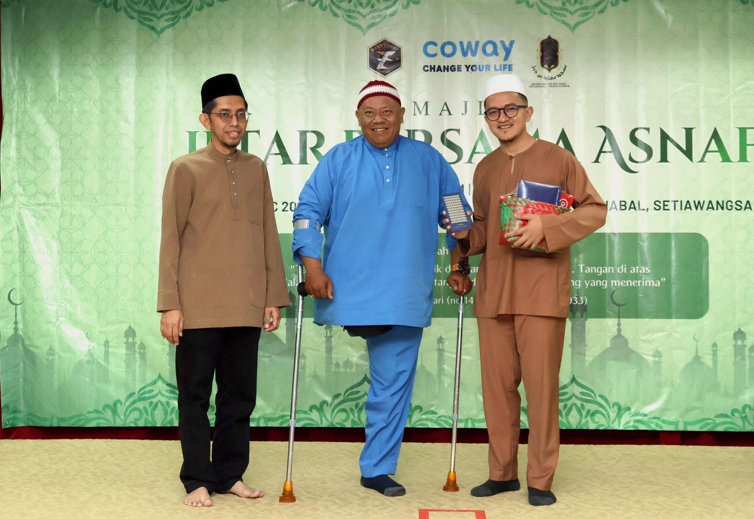Dato Azli bin Halim (kiri) dan Encik Mohd Sabky (kanan) menyampaikan sumbangan kepada asnaf.